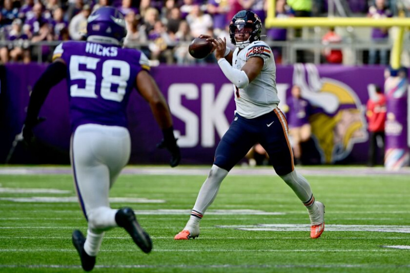  Justin Fields hadde en karrierehøye på 118,8 passererrangering mot Vikings søndag på U.S. Bank Stadium. Det var hans første vurdering over 100.