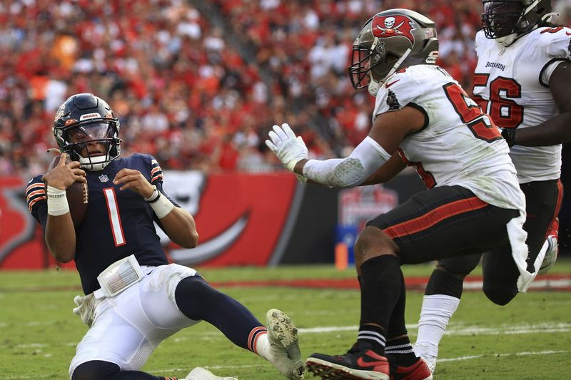 Quarterback Justin Fields zdrsne z žogo v drugi četrtini poraza medvedov proti Tampa Bayu z 38-3.