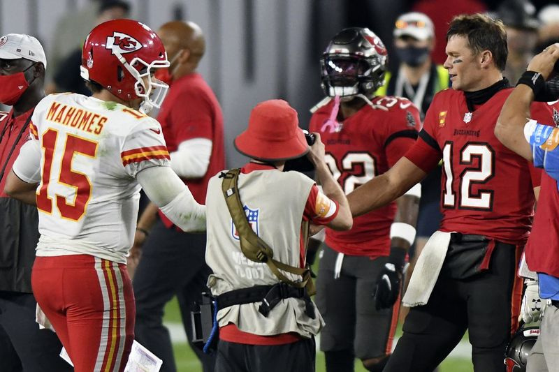 Le quart-arrière des Chiefs Patrick Mahomes (à gauche) et le quart-arrière des Buccaneers Tom Brady (à droite) se serrent la main après la victoire des Chiefs 27-24 sur les Buccaneers le 29 novembre au Raymond James Stadium de Tampa.