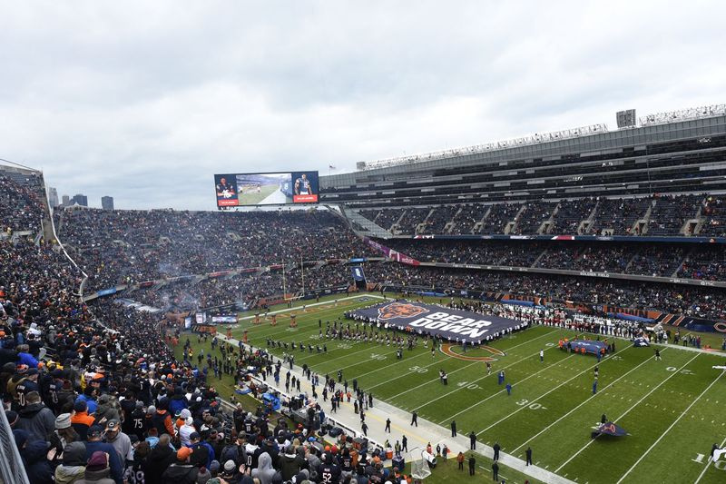 The Bears har spillet hjemmekampe på Soldier Field siden 1971. Deres lejekontrakt med Chicago Park District løber frem til 2033.