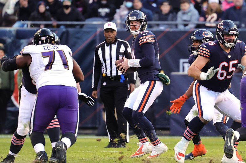 Le quart-arrière des Bears Andy Dalton (14) a complété 11 passes sur 23 pour 201 verges et deux touchés, sans interceptions pour une note de 107,3 ​​passeurs en soulagement du partant blessé Justin Fields dimanche contre les Ravens.