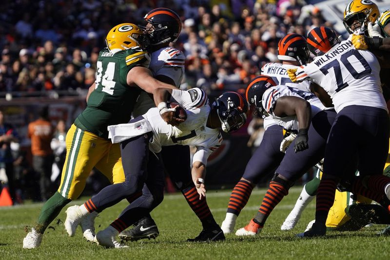 Bears rookie quarterback Justin Fields (1) fick sparken fyra gånger förra veckan i en 24-14 förlust mot Packers på Soldier Field.