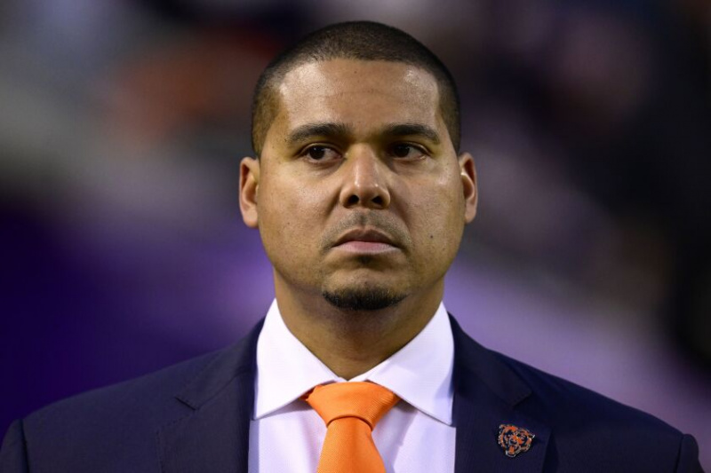   Una foto del gerente general de los Bears, Ryan Poles, mirando los calentamientos previos al juego.