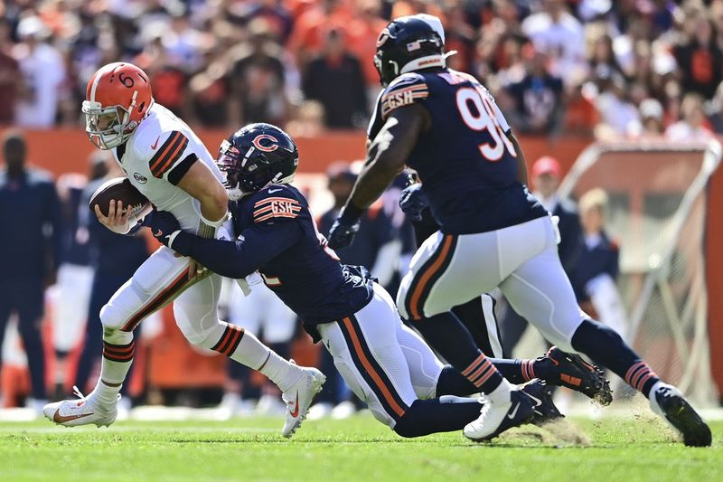 Bears Linebacker Khalil Mack (52) entlässt Browns Quarterback Baker Mayfield in der ersten Hälfte des Sonntags. Mack hatte zwei Säcke und zog sich in der zweiten Hälfte mit einem verstauchten Fuß bei der 26:6-Niederlage der Bears im FirstEnergy-Stadion aus.