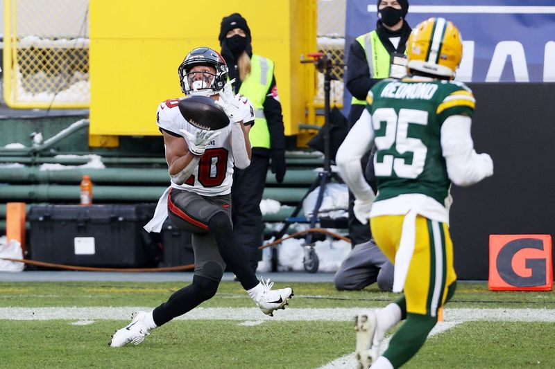 El receptor de los Bucs, Scotty Miller, un alumno de Barrington High School, atrapa un touchdown en los últimos segundos de la primera mitad contra los Packers en el juego por el campeonato de la NFL.