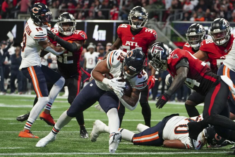   Bears Running Back David Montgomery (32) trifft im vierten Viertel der 27: 24-Niederlage der Bears gegen die Falcons am Sonntag im Mercedes-Benz Stadium in Atlanta mit einem Touchdown-Lauf von zwei Yards.