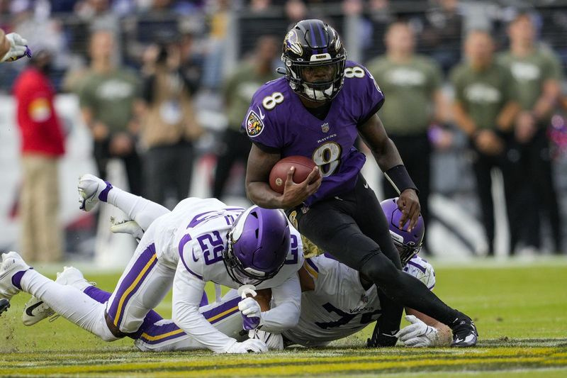 Ravens-Quarterback Lamar Jackson (8) hat in neun Spielen 639 Yards gestürmt – ein Tempo von 1.207 in der regulären Saison mit 17 Spielen.