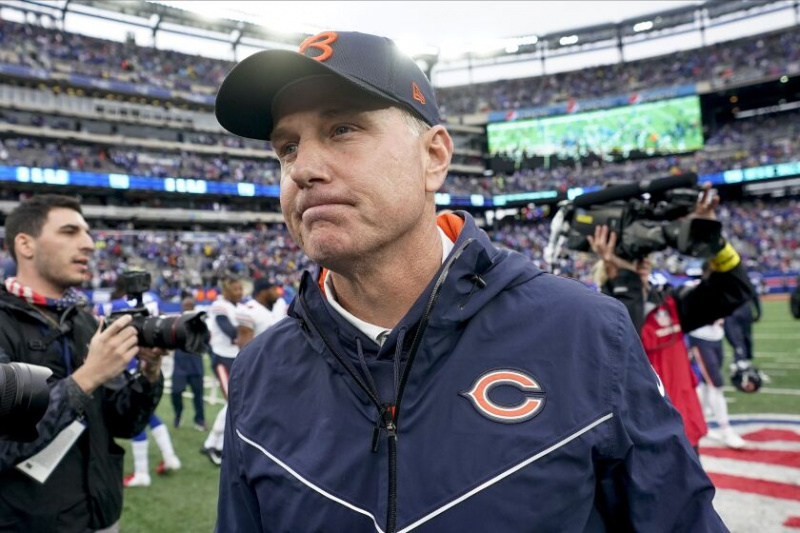   Une photo de l'entraîneur des Bears Matt Eberflus quittant le terrain après avoir perdu contre les Giants.