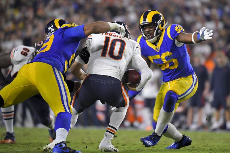 „Rams“ gynėjas Aaronas Donaldas (kairėje, 2019 m. atleido Mitchą Trubisky) praėjusį sezoną laimėjo trečiąjį NFL metų gynėjo apdovanojimą.