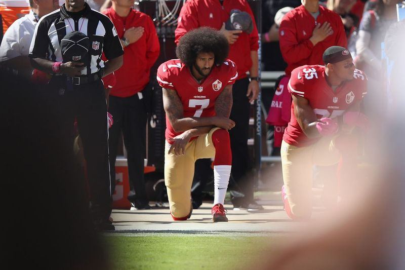 Colin Kaepernick klečí během státní hymny před zápasem 49ers-Buccaneers v roce 2016.