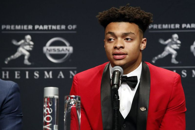 Obránce státu Ohio Justin Fields byl v roce 2019 finalistou Heisman Trophy.