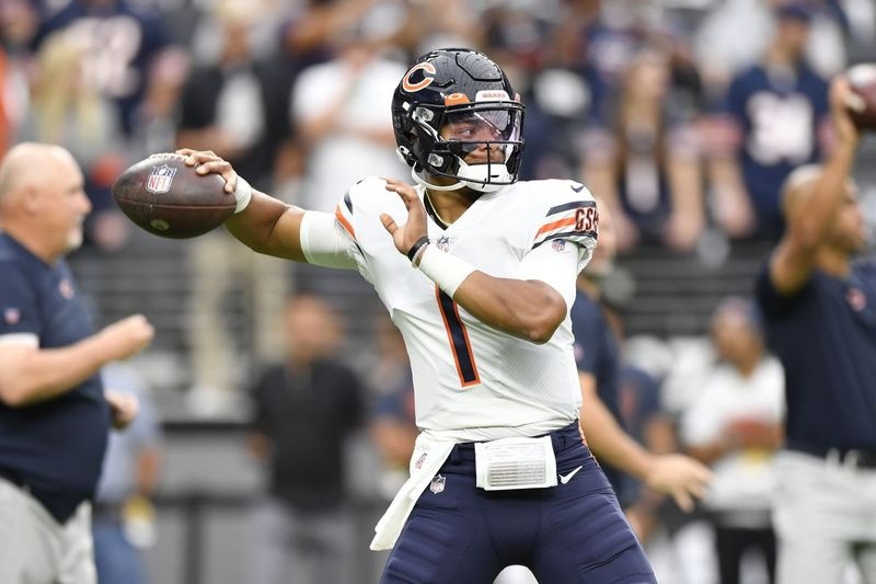 Justin Fields gennemførte 12-af-20 afleveringer i 111 yards, et touchdown og ingen interceptions for en 91,9 passer-rating mod Raiders i søndags.
