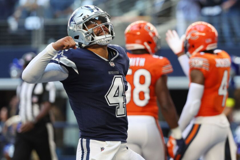   Quarterback Cowboys Dak Prescott meraikan perlawanan Ahad menentang Bears.