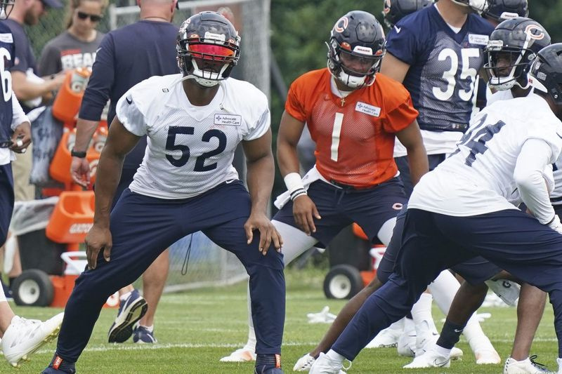 Pelapis di luar, Khalil Mack melakukan regangan sebelum berlatih hari Rabu.