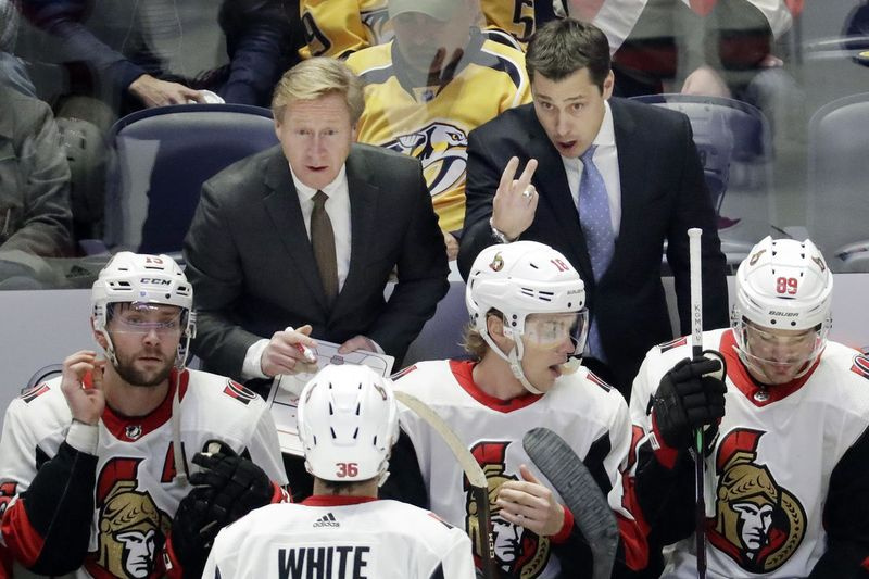 Robas Cooksonas (kairėje) pristato „Blackhawks“ ankstesnę trenerio asistento patirtį su „Senators“, kaip matyti šioje 2018 m. nuotraukoje, ir „Flames“.