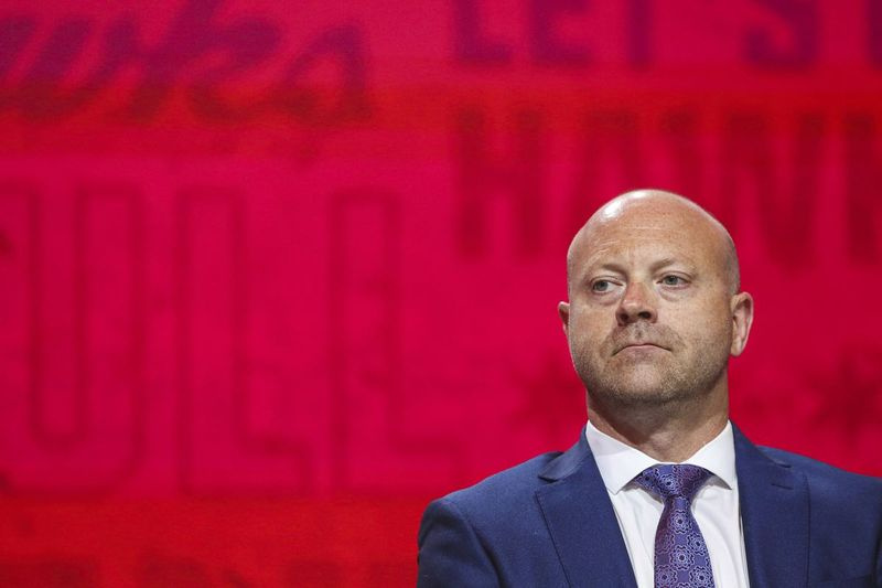 Stan Bowman se dirigió el lunes a la ajetreada temporada baja de los Blackhawks.
