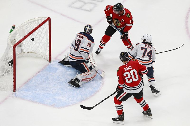 Los Blackhawks anotan dos veces en los minutos finales para aturdir a los Oilers y ganan el Juego 3