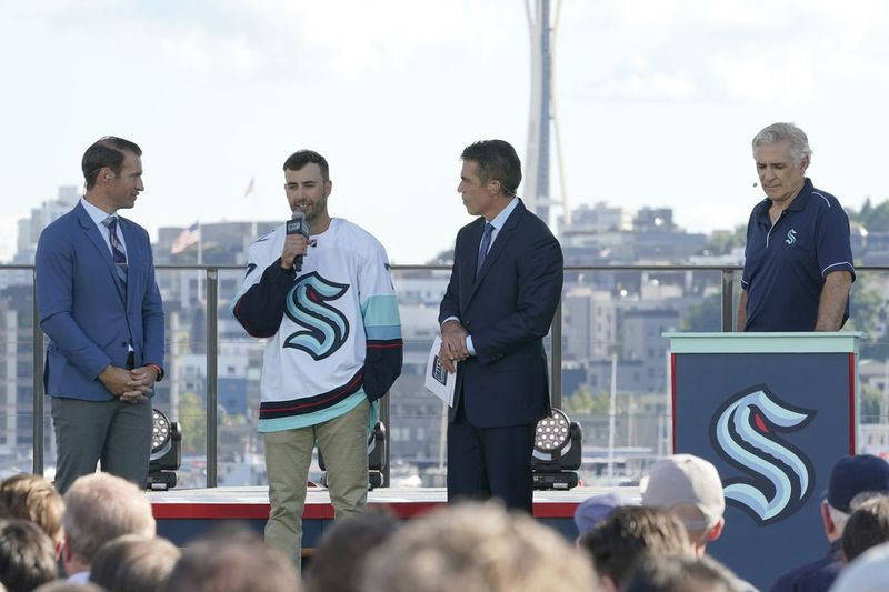 Krakens GM Ron Francis (höger) valde få stora spelare i expansionsutkastet, men ex-Islanders forward Jordan Eberle (andra från vänster) var ett undantag.