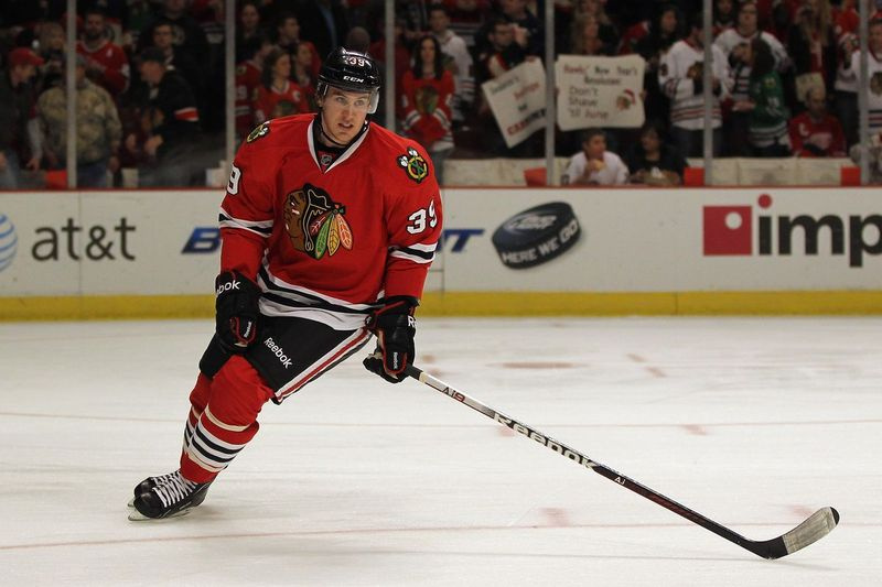 Jimmy Hayes a commencé sa carrière de sept ans dans la LNH avec les Blackhawks de 2011 à 2013.