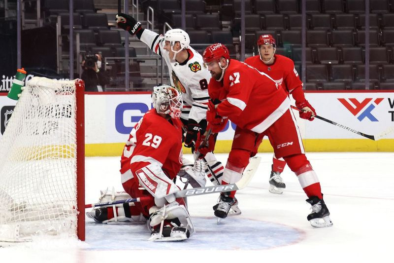 Dominik Kubalik celebra su gol en el primer período junto al portero de los Red Wings, Thomas Greiss, el lunes por la noche en el Little Caesars Arena de Detroit.