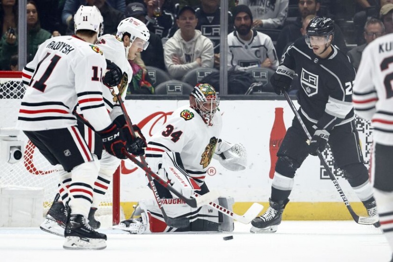  Petr Mrazek und die Blackhawks beobachten den Puck.