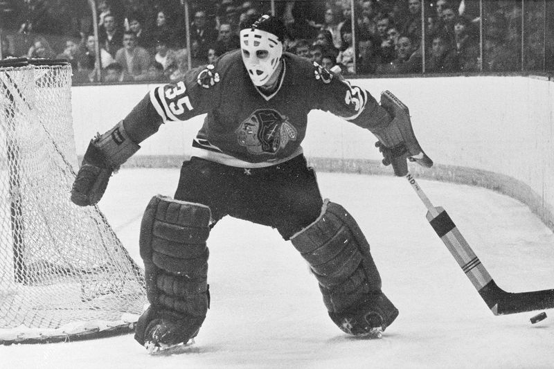 Brankář Blackhawks Tony Esposito se během zápasu v roce 1970 proti Torontu Maple Leafs v Chicagu přesune za síť, aby zastavil puk pro svého spoluhráče.
