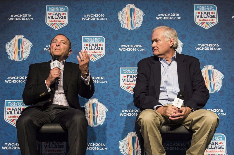 Komisař NHL Gary Bettman (vlevo) a Donald Fehr, výkonný ředitel NHLPA, hovoří během tiskové konference na této archivní fotografii z roku 2016.