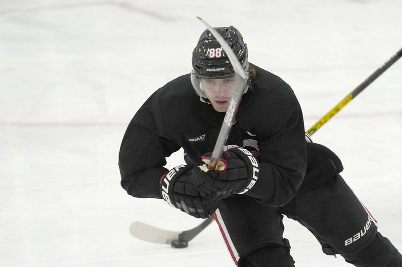 Patrick Kane foi um dos poucos avançados saudáveis ​​para o treino dos Blackhawks na segunda-feira.
