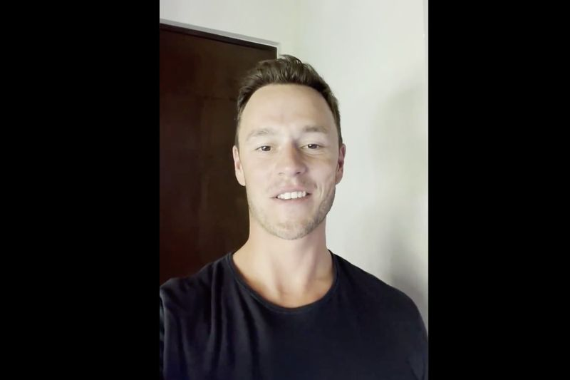 Jonathan Toews optrådte sjældent i en selfie-video tirsdag, hvor han lykønskede Patrick Kane.