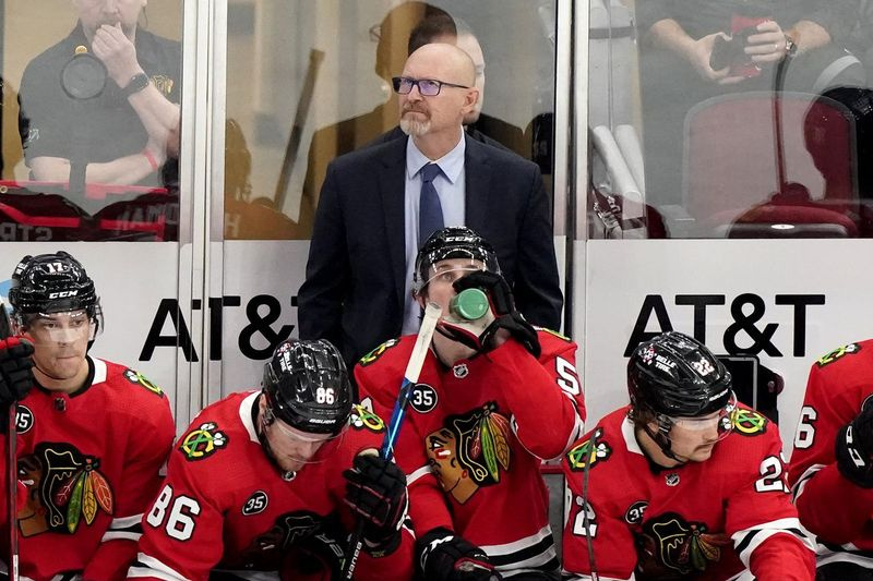 Derek King tränade sin andra match som Blackhawks interimtränare på tisdagen.