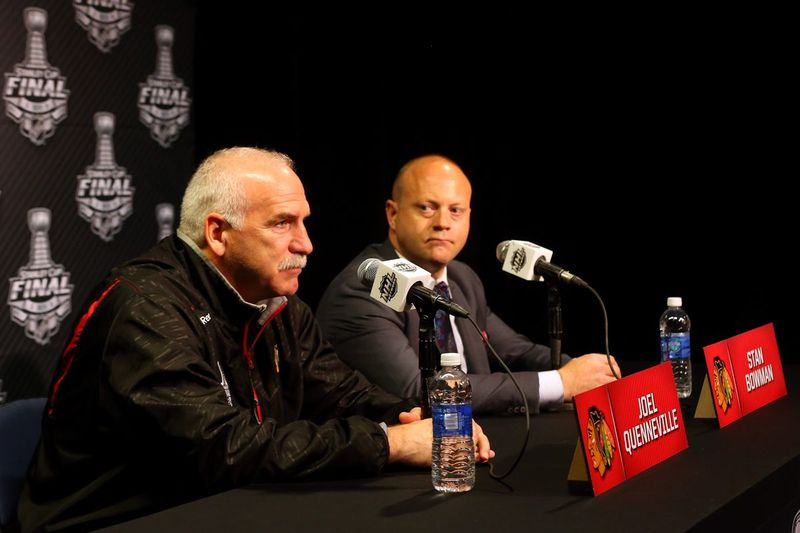 Endine Blackhawksi treener Joel Quenneville (vasakul) ja endine peamänedžer Stan Bowman on püüdnud süüdistada Kyle Beachi väidete valesti käsitlemises.