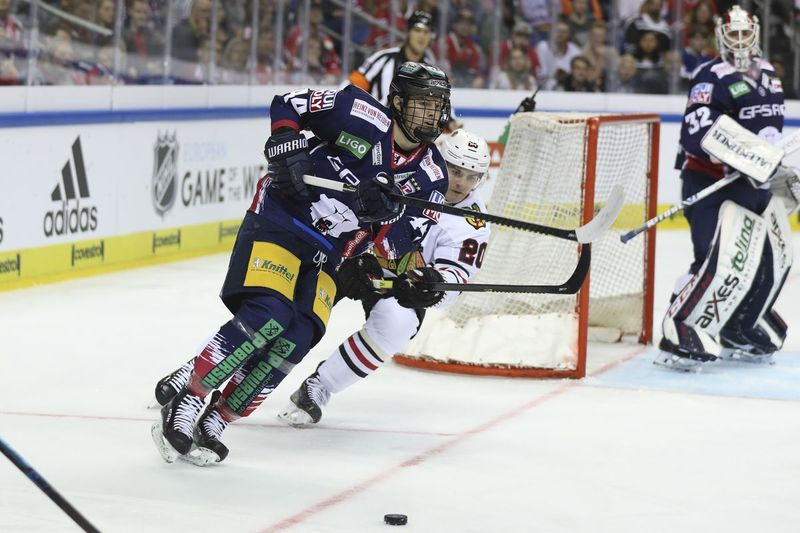 Le nouveau choix au repêchage des Blackhawks, Lukas Reichel, repousse Brandon Saad lors du match d