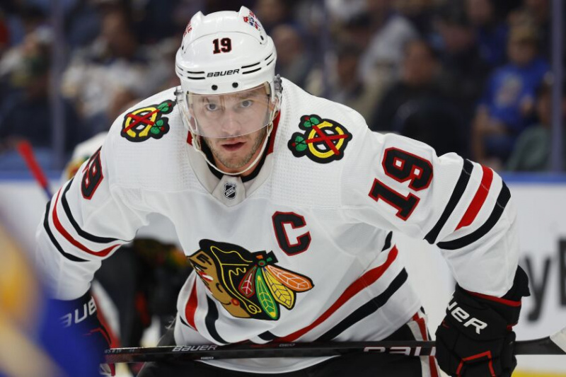   Jonathan Toews se prepara para un enfrentamiento.