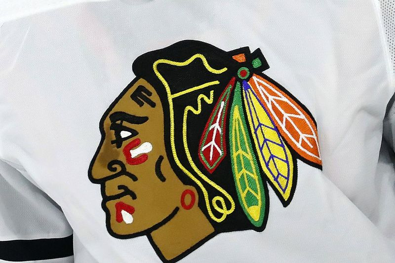 Una abogada que representa a un exjugador de los Blackhawks que alega que fue agredido sexualmente por un entonces entrenador asistente en 2010 está abierta a la posibilidad de que su cliente participe en la revisión del equipo de las acusaciones.
