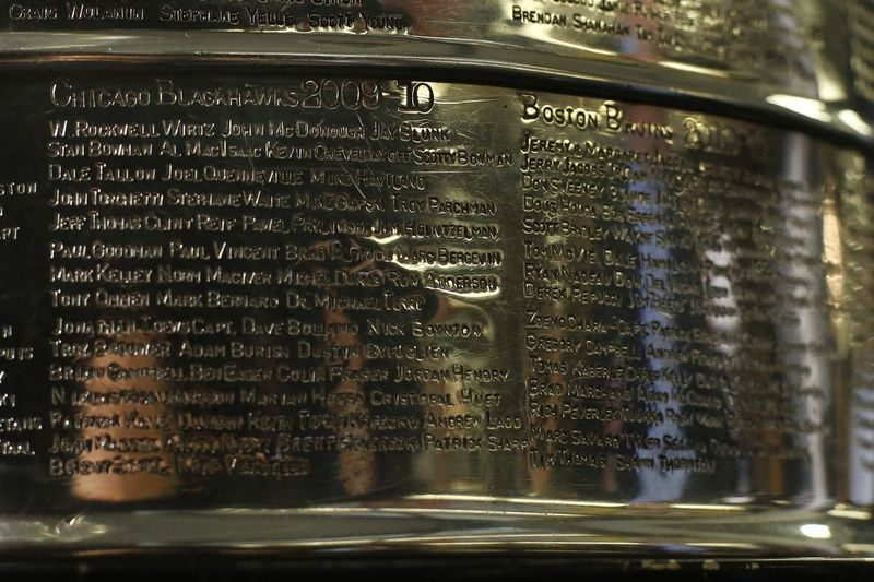 Το Hockey Hall of Fame είπε ότι κάλυψε το όνομα του πρώην βοηθού προπονητή των Blackhawks Bradley Aldrich στο Stanley Cup.