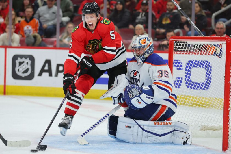   Connor Murphy bewegt sich mit dem Puck.