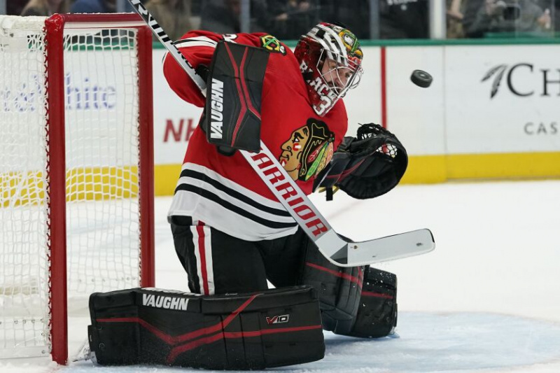   Atvaira Blackhawks vārtsargs Petrs Mrazeks.