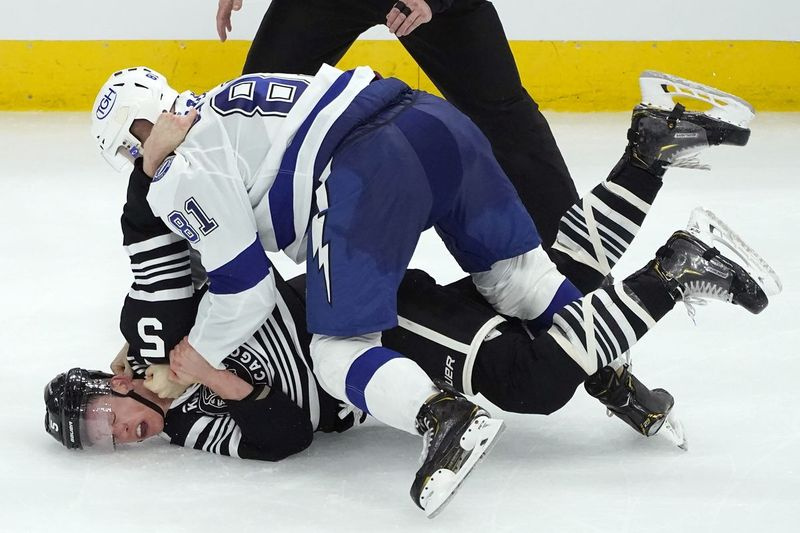 Connor Murphy je izgubil boj, Blackhawks pa so izgubili tekmo v torek s 7-4 proti Lightningu.