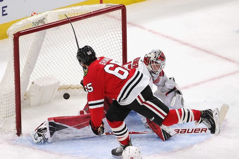 Endrjū Šovs guva vienus no trim Blackhawks spēka paņēmieniem.