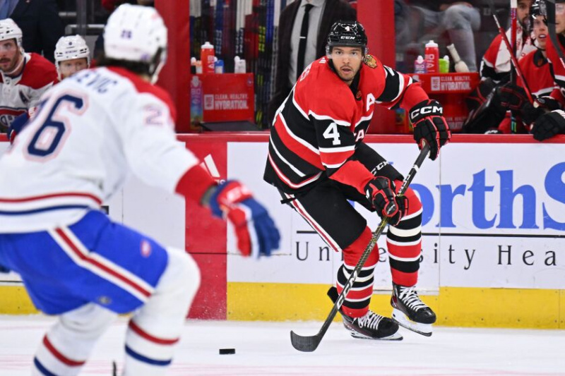   Seth Jones patinează cu pucul.