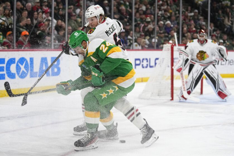  Jake McCabe kämpft am Freitag im Blackhawks-Wild-Spiel gegen Matt Dumba.
