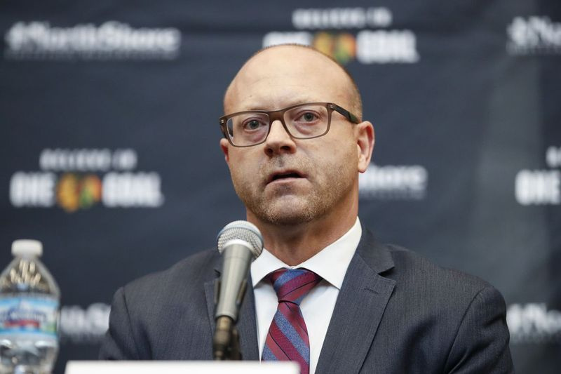 Le directeur général des Blackhawks Stan Bowman envisage trois types de transactions avant la date limite de lundi dans la LNH.
