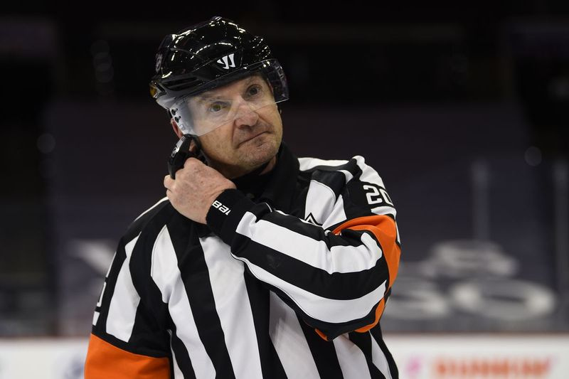 NHL trešdien atlaida tiesnesi Timu Pīlu pēc viņa komentāriem otrdien notikušās Predators-Red Wings spēles laikā.