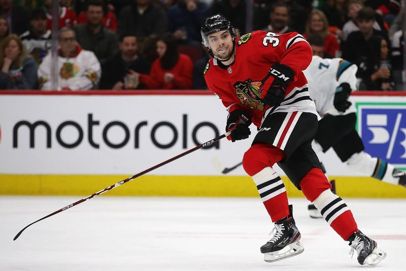 Brandon Hagel, debiutujący w NHL, jeździ na łyżwach w meczu Blackhawks-Sharks 11 marca 2020 r.