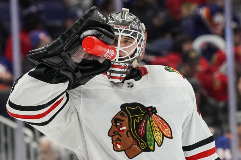  Goalie Arvid Soderblom trinkt Wasser.