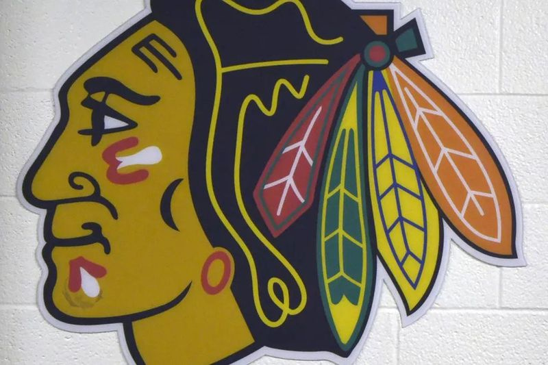 Während andere Teams mit indianischen Namen angekündigt haben, eine Namensänderung in Betracht zu ziehen, gaben die Blackhawks am Dienstag bekannt, dass sie ihren behalten werden.