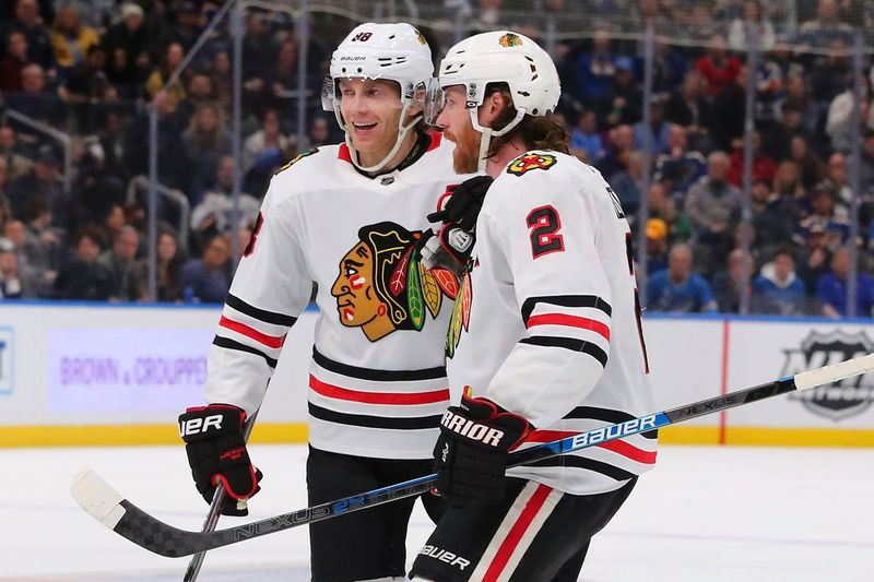 Patrick Kane (izquierda) y Duncan Keith celebran un gol de Keith contra los Blues en febrero.