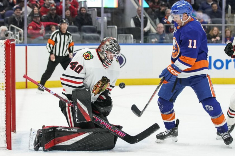   Islanders vaatab pühapäeval löögi Blackhawksi väravavahi Arvid Soderblomi vastu.