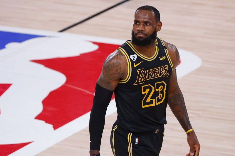 LeBron James, visto durante a vitória do Los Angeles Lakers sobre o Portland Trail Blazers no jogo quatro dos playoffs da primeira rodada da Conferência Oeste da NBA, escreve sobre as promessas que fez a si mesmo enquanto crescia e oferece inspiração para as crianças fazerem o mesmo em seu novo livro de imagens infantis que eu prometo.