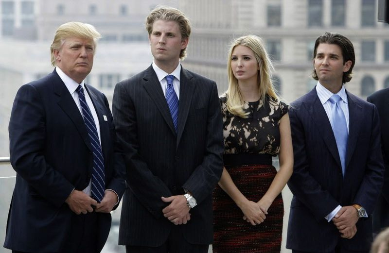 Donald Trump (izquierda) espera ser anunciado con sus hijos (de izquierda a derecha) Eric, Ivanka y Donald Jr., durante las festividades culminantes del Trump International Hotel and Tower de 92 pisos en Chicago, el miércoles 24 de septiembre de 2008. ( Foto AP / Charles Rex Arboga